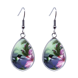 Détail de boucles d'oreilles colibri en goutte avec motif floral et crochets argentés