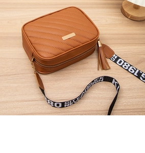 Braune Stepptasche aus Leder mit schickem Fransenquasten und modischem breitem Gurt