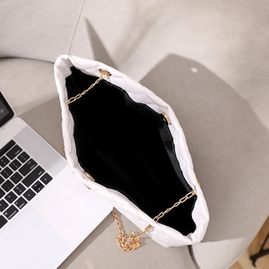 Elegante borsa tote trapuntata bianca con catena dorata e interno capiente per ogni giorno