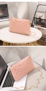 Petit sac bandoulière matelassé rose avec chaîne dorée présenté dans un décor moderne