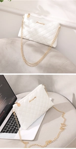 Détails de sac bandoulière blanc matelassé avec chaînes dorées et logo métallique