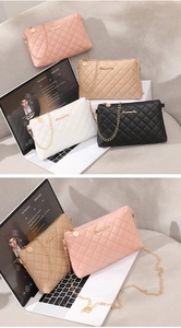 Mini sacs carrés matelassés en rose, beige, blanc et noir avec bandoulières dorées