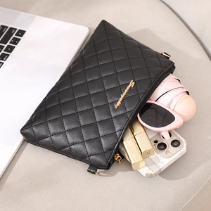Petit sac bandoulière matelassé noir montrant sa capacité de rangement et son style