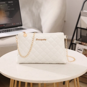 Sac bandoulière blanc matelassé en similicuir avec chaîne dorée et logo en métal