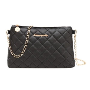 Sac bandoulière matelassé noir en similicuir avec chaîne dorée et logo sur fond blanc