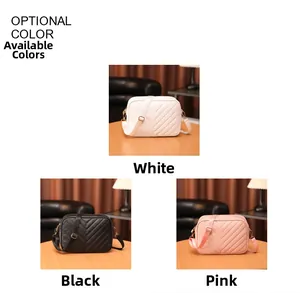 Tres bolsos de cámara en blanco, negro y rosa con costuras en V y detalles dorados