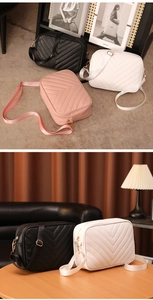 Detalle de bolsos acolchados en V en negro, blanco y rosa con herrajes dorados