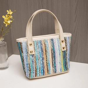 Borsa a mano intrecciata colorata da donna con manici in pelle crema e borchie dorate