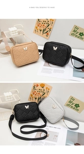 Detalle de bolsos acolchados tipo cámara con hebilla de mariposa y correas ajustables