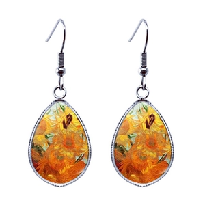 Détail de boucles d'oreilles argentées en goutte avec peinture Tournesols de Van Gogh