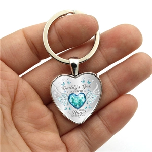 Porte-clés cœur argenté avec ailes d'ange et pendentif pierre de naissance bleue