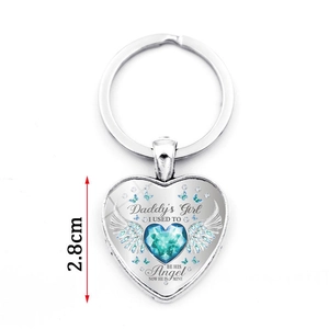 Détail du porte-clés commémoratif avec ailes d'ange et gravure Daddy's Girl