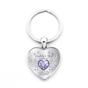 Détail d'un porte-clés commémoratif cœur avec pierre de naissance violette et ailes