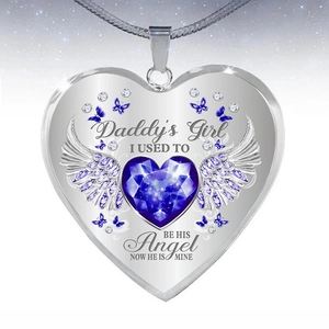 Dettaglio del ciondolo a cuore Daddy's Girl con gemma blu e testo inciso commemorativo