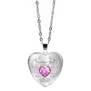 Détail du collier cœur avec pierre rose, aile d'ange et gravure Daddy's Girl