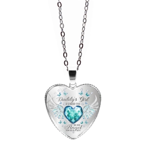 Détail du pendentif cœur Daddy's Girl avec ailes d'ange et pierre de naissance bleue