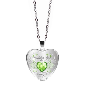 Détail du pendentif en cœur avec ailes d'ange, papillons verts et texte gravé