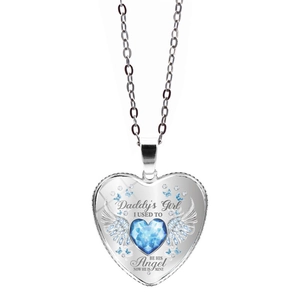Détail macro du collier cœur avec pierre bleue et texte commémoratif 'Daddy's Girl'