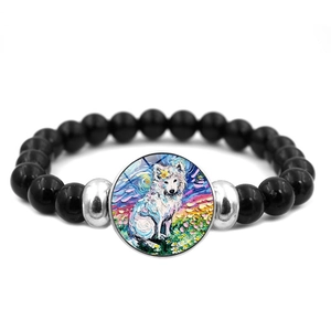 Detail van kralenarmband met zwarte kralen en Van Gogh wolf kunstwerk bedeltje
