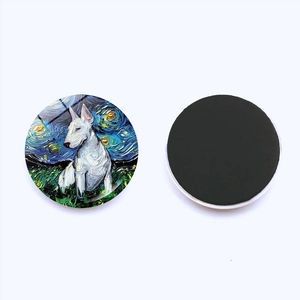 Dettaglio del retro magnetico e dell'arte in vetro della calamita per frigo con cane (25mm)