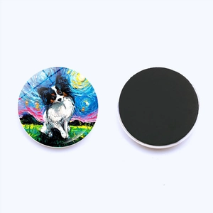 Dettaglio del magnete da frigo tondo in vetro da 25mm con cane in stile notte stellata
