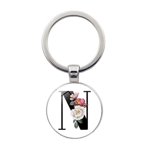 Porte-clés argenté avec pendentif en verre lettre N et motif floral élégant de roses