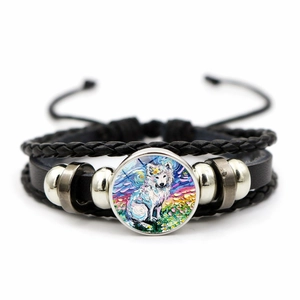 Detail van leren armband met Van Gogh-stijl witte wolf kunstglas hanger sieraad