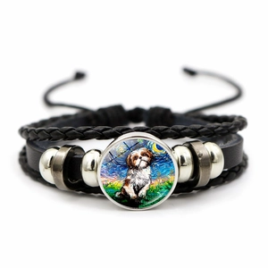 Detail van verstelbare leren armband met Van Gogh Sterrennacht Shih Tzu honden hanger