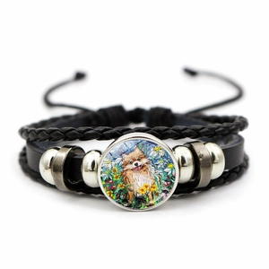 Detail van de gevlochten leren armband met artistieke hondenhanger en metalen kralen