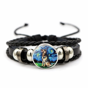 Macro-opname van gevlochten lederen armband met glazen hanger van hondkunst