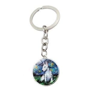 Détail d'un porte-clés en métal avec pendentif de Bull Terrier style Nuit Étoilée de Van Gogh