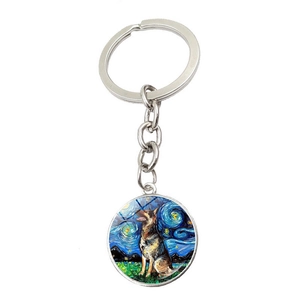 Détail du porte-clés Berger Allemand style Nuit Étoilée avec pendentif en métal argenté