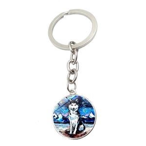Détail du porte-clés en métal avec pendentif chien husky de style nuit étoilée