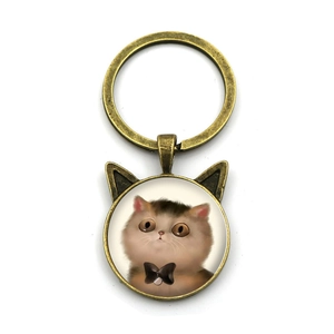 Detalle del colgante de gato con marco de bronce vintage y orejas de gato pequeñas
