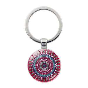 Details des silbernen Mandala-Schlüsselanhängers mit Glas-Cabochon und Muster