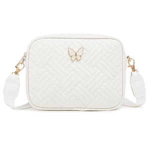 Bolso bandolera acolchado blanco con hebilla de mariposa dorada y correa ancha de moda