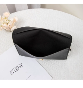 Dettaglio interno della pochette a busta nera con chiusura magnetica e fodera