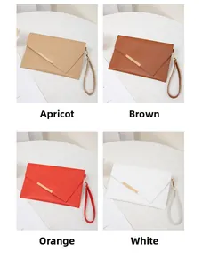 Collage di quattro pochette a busta in albicocca, marrone, arancione e bianco con metallo