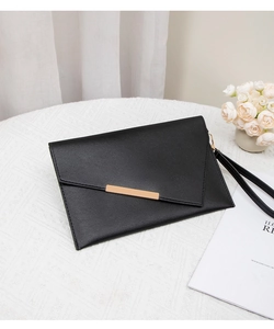 Elegante pochette a busta nera opaca con fibbia in metallo dorato e cinturino da polso
