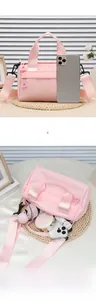 Dettaglio borsa a cilindro in nylon rosa con interno spazioso e tracolla regolabile