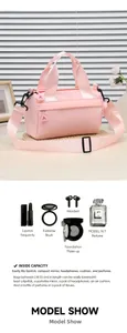 Vista dettagliata della capacità della mini borsa Boston rosa in nylon con oggetti