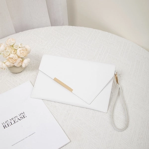 Elegante pochette a busta bianca con finiture dorate e cinturino su tessuto floreale