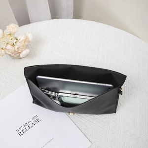 Elegante pochette a busta nera da donna con fibbia dorata, adatta per tablet e gadget