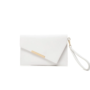 Pochette a busta bianca minimalista con patta asimmetrica e dettaglio in metallo oro