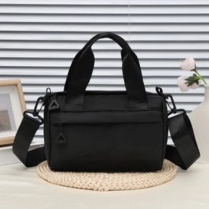 Borsa a tracolla nera versatile in tela con tracolla larga per l'uso estivo