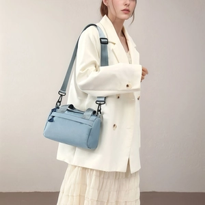 Borsa Boston da donna azzurra in nylon con manici e tracolla regolabile