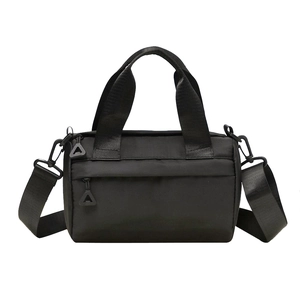 Borsa tote nera versatile con tracolla e cerniera a triangolo per uso quotidiano donna