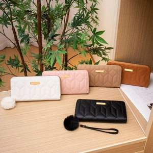 Portafoglio Lungo Trapuntato da Donna in Pelle PU Pochette con Cerniera e Ciondolo a Pompon Cinturino da Polso Porta Carte