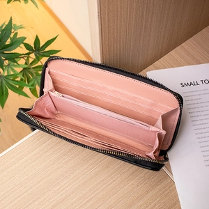 Portafoglio lungo nero da donna con interno rosa, scomparti per carte e cerniera dorata