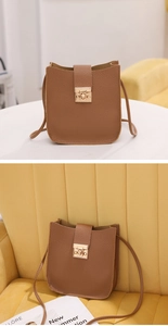 Détail du sac marron avec motif litchi et fermoir à pression carré doré brillant